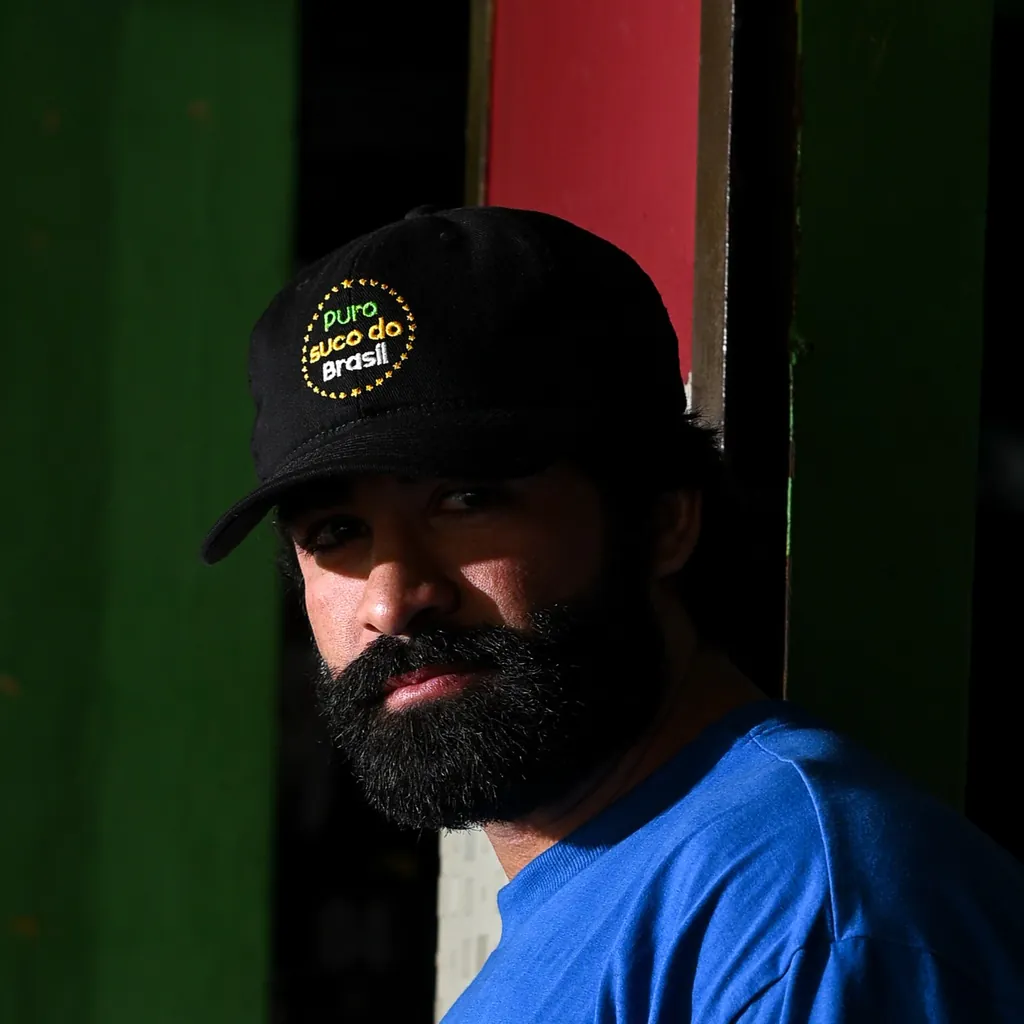Homem usando boné preto personalizado com bordado colorido