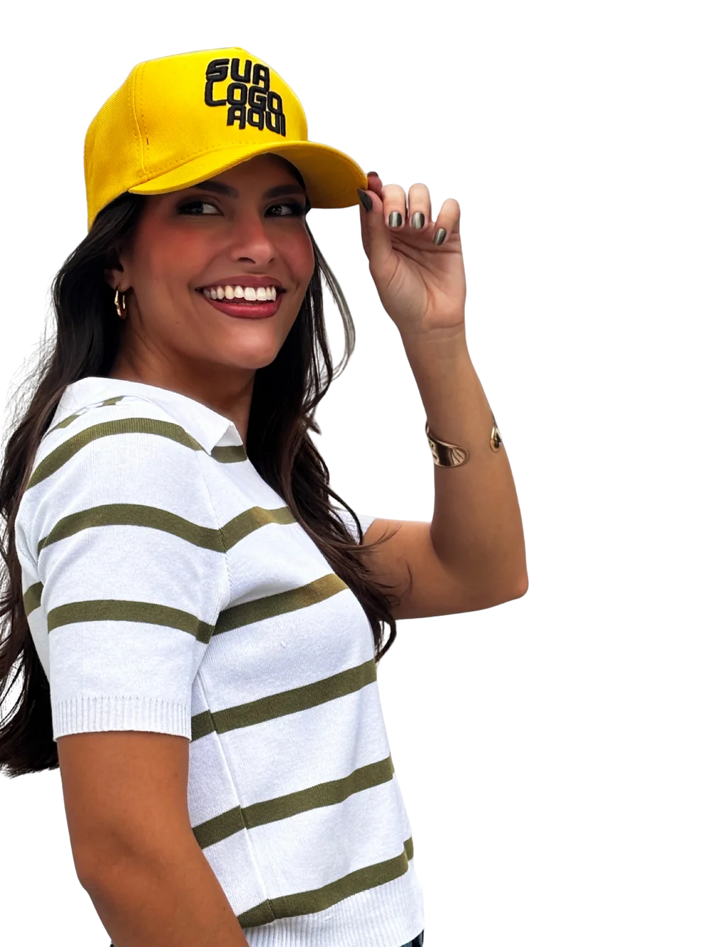 Modelo usando boné amarelo personalizado com logo bordada