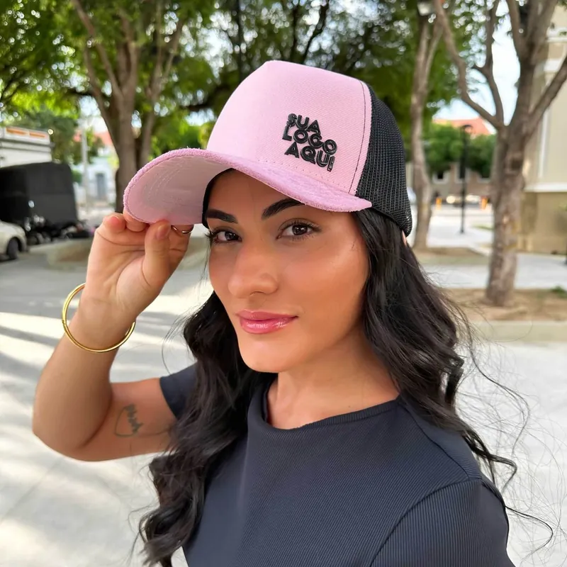 Boné trucker personalizado rosa com tela preta