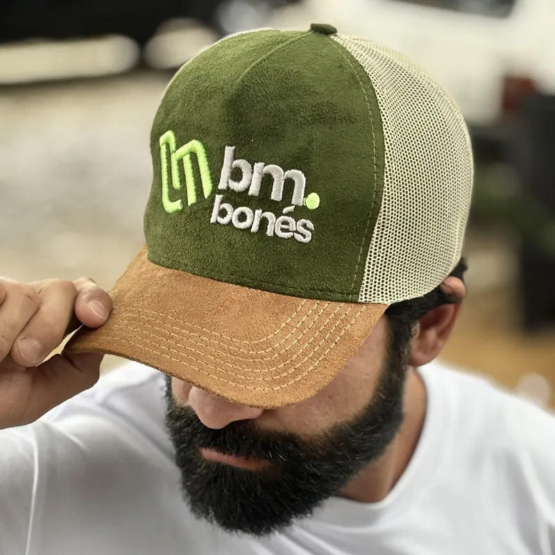 Boné trucker de camurça verde personalizado com aba caramelo