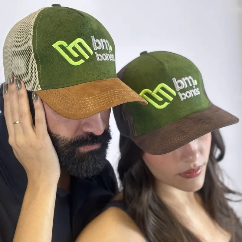 Casal usando bonés personalizados de camurça verde